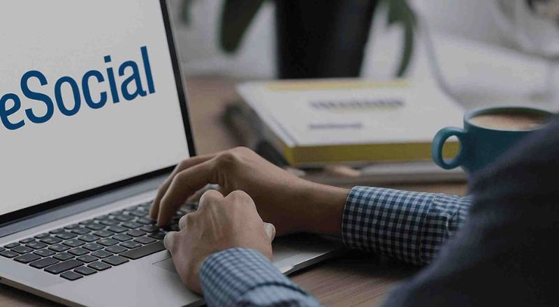 Profissional enviando eventos no portal eSocial